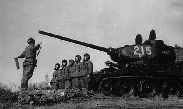 德国步枪图片_AK47突击步枪_苏联AK47历史