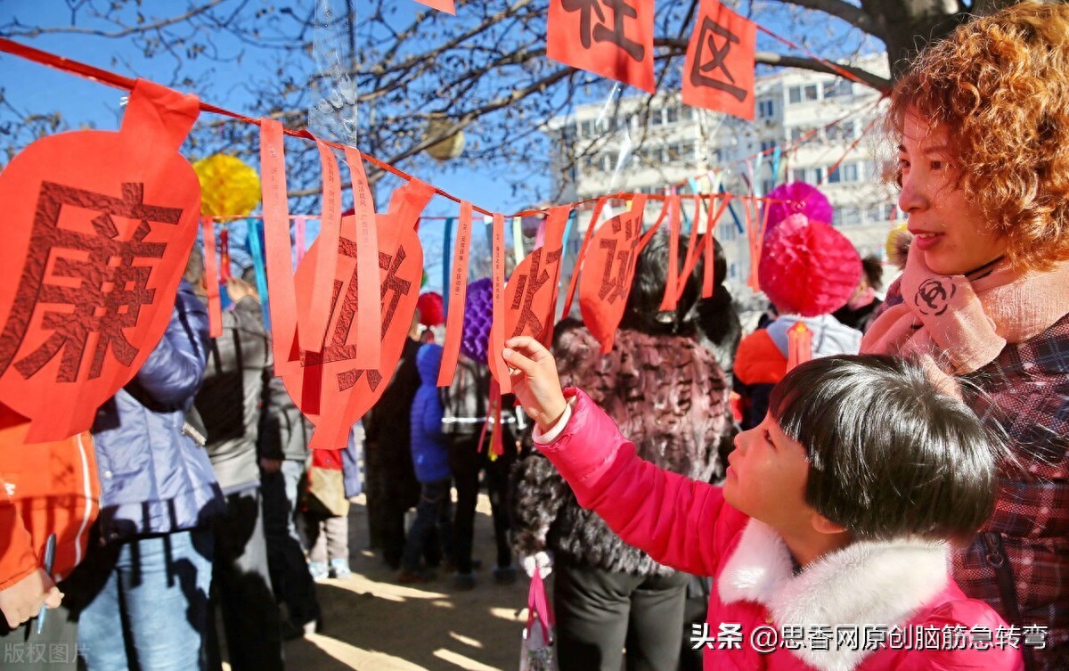 搞笑谜语：房上一蓬草，野猪在里跑，张三捉不到（打一动物）