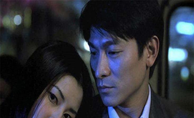 刘德华在电影《暗战》里，饰演帅的反派，是他首次拿下金像影帝