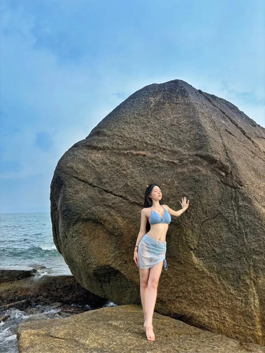 沙滩上的美女图片_比基尼女神如诗如画的美_沙滩比基尼女神羞涩诗意