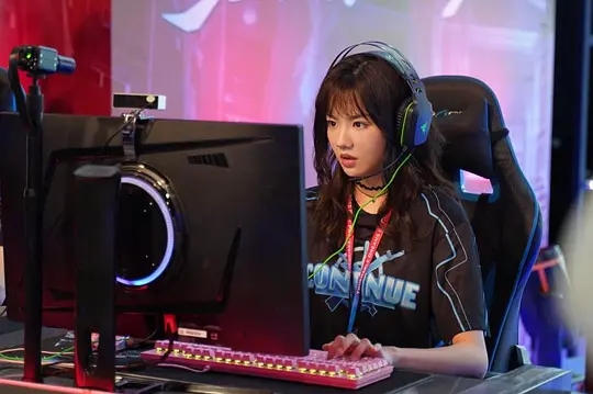 穿越火线游戏剧情介绍_穿越火线鹿晗演技评价_电竞题材剧集双线叙事