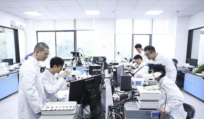 中国硬气出手，打响反击第一枪！拒付天价版面费，撕开西方遮羞布