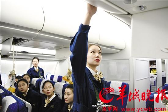 00后空姐今年上岗