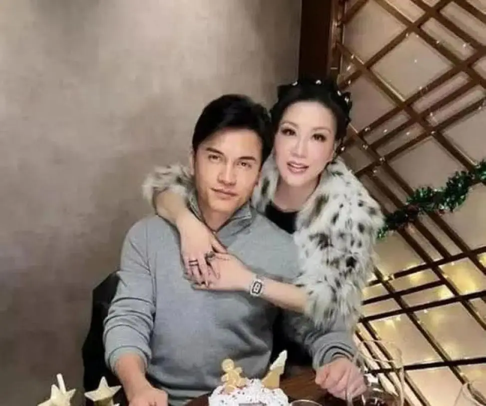 69岁吕良伟携54岁妻子赴宴,冻龄夫妻似30岁,羡煞旁人