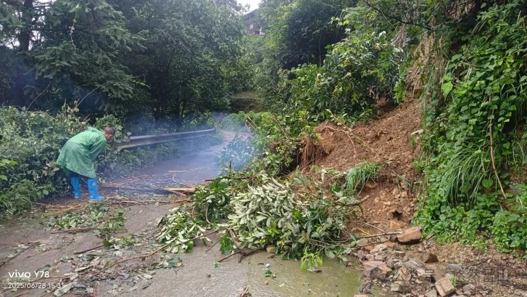 贵州雷山县再遭强降雨 紧急转移群众2432人 预警疏散10000余人