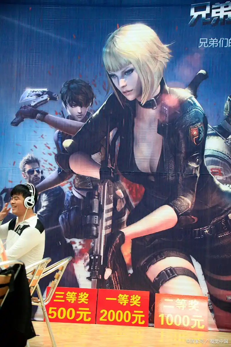 穿越火线大礼包领取_穿越火线拼多多免费大礼包_英雄自选卡防弹头盔防化服点券