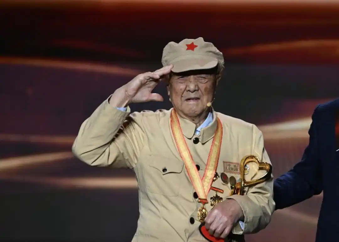 2025年度“感动重庆十大人物”颁奖词