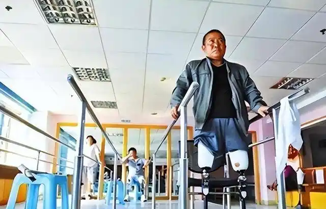 河北男子拿不出100万手术费,回家自己锯掉右腿,12年过去怎样了