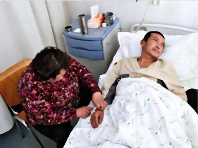 河北男子拿不出100万手术费,回家自己锯掉右腿,12年过去怎样了