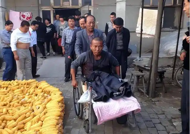 河北男子拿不出100万手术费,回家自己锯掉右腿,12年过去怎样了