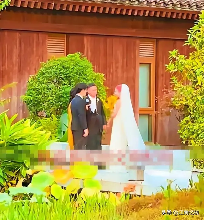 刘欢女儿结婚，现场曝光，染红发很漂亮，卢璐打扮喜庆，新郎帅气