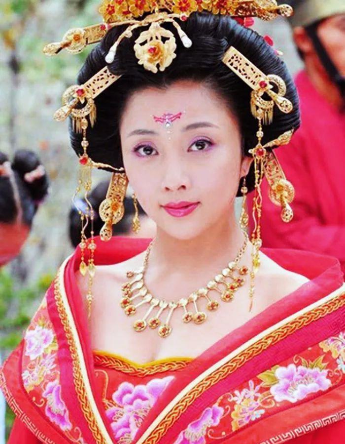 “人间水蜜桃”殷桃：前夫不听话10年，情断3个男人，今41岁还单身