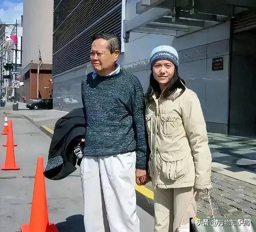 2024年，102岁杨振宁在北京家中留影，头发变黑了，翁帆身体发福