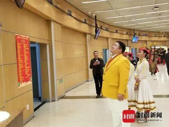 春晚不见“笑脸哥”封面独家连线：宅在家陪父母