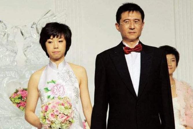 与富商同居12年，与两任前夫闪离，三婚嫁给穷诗人的袁立不后悔？