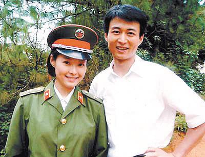 与富商同居12年，与两任前夫闪离，三婚嫁给穷诗人的袁立不后悔？
