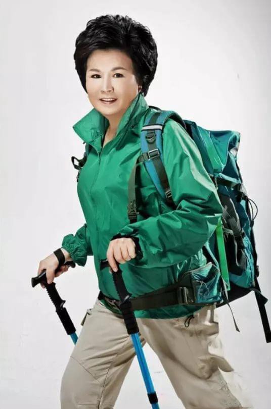 与丈夫相守48年，搭档罗京去世后自请离职，邢质斌如今怎样了？