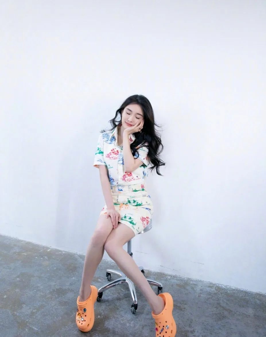 杨幂直播间_杨幂直播造型分析_杨幂李佳琦直播间穿搭