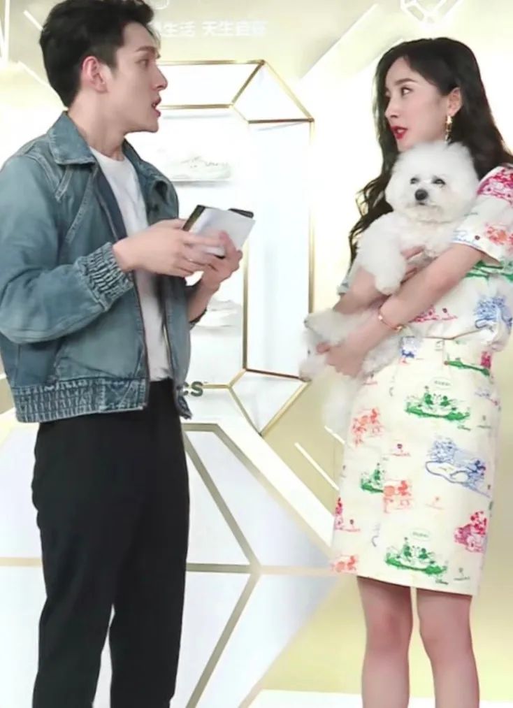 杨幂李佳琦直播间穿搭_杨幂直播间_杨幂直播造型分析