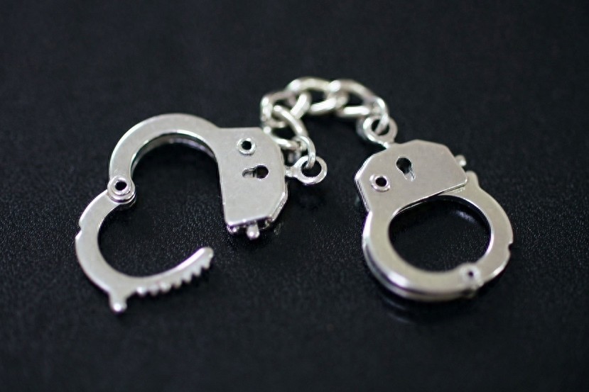 打弹珠“锻炼身体”？致多户玻璃、车辆受损，男子获刑