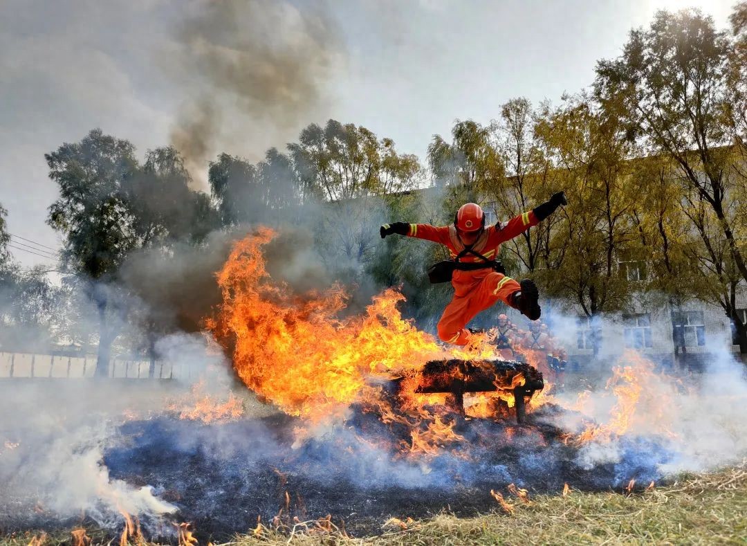 “穿越火线”！黑龙江省森林消防总队开展火场心理行为训练