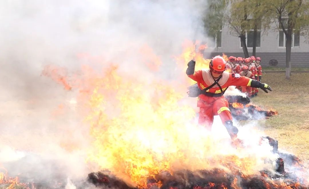 穿越火线真人版_火场心理行为训练_模拟真实火场环境