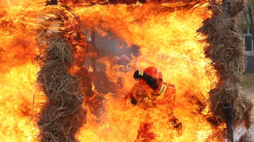 穿越火线真人版_模拟真实火场环境_火场心理行为训练